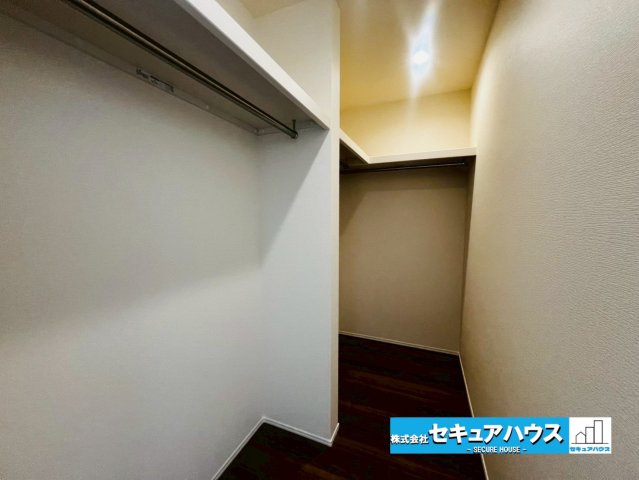 【今からご案内可能】知多市清水が丘２丁目 全3棟 の収納|【ウォークインクローゼット】
◆広大な収納力で部屋をすっきりさせ、衣替えの手間を省くことができ、スーツケースやゴルフバッグ、アウトドア用品などの大きな物も収納可能です。﻿