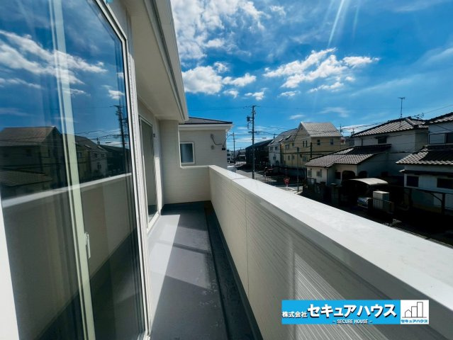 【今からご案内可能】知多市清水が丘２丁目 全3棟 のバルコニー|【バルコニー】
◆見晴らしもよく、太陽の温かな温もりをめいっぱい受け止めてくれます。
太陽の光と爽やかな風を受けたお洗濯物はあっという間に乾き、取りこむ時には太陽の匂いを感じられそうですね。　