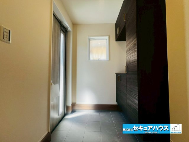 【今からご案内可能】知多市清水が丘２丁目 全3棟 の玄関|【玄関】
◆お家に出会う人々を迎える玄関だからこそ、広々清潔感あふれる空間にしたいものです。採光・通風にも配慮された設計で毎日明るい空間をキープします♪