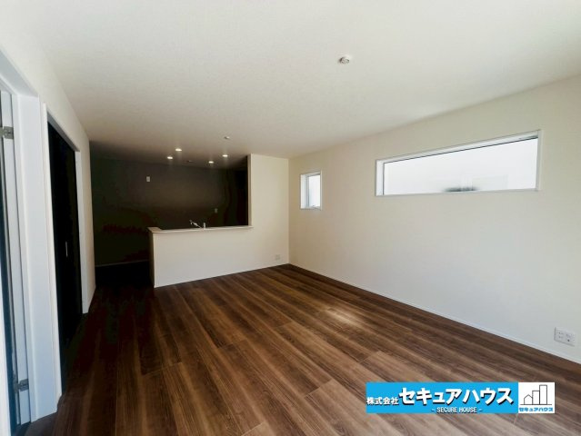 【今からご案内可能】知多市清水が丘２丁目 全3棟 の居間・リビング|【LDK】
◆通学から帰宅し、リビングルームで会話を楽しむ子ども達。リビングから臨む景色は太陽色に染まり、解放感溢れゆったりとしたひと時を過ごすことが出来る素敵な空間です。