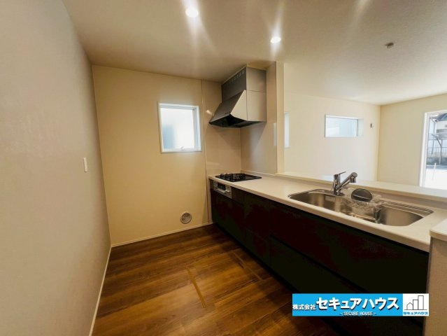 【今からご案内可能】知多市清水が丘２丁目 全3棟 のキッチン|【キッチン】
◆対面式キッチンのためリビングの様子を見ながら料理することができます♪