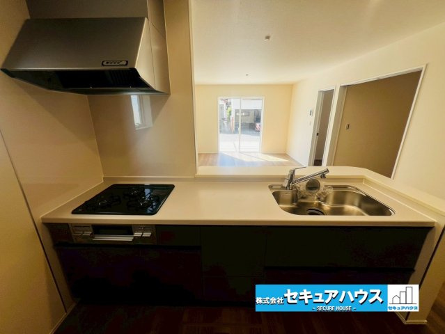 【今からご案内可能】知多市清水が丘２丁目 全3棟 のキッチン|【キッチン】
◆同時にたくさんの料理が調理できる。「焼く・蒸す・煮る」の工程を同時進行で進めることができるので、料理を素早く作ることができます。育児でバタバタ忙しいママに嬉しい♪