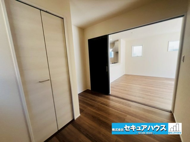 【今からご案内可能】知多市清水が丘２丁目 全3棟 の洋室|【１階洋室】
◆1階の洋室は高齢になった際のバリアフリー化や、荷物の運搬の負担軽減にもつながり、ワンフロアでの快適な生活を実現できることも利点です。﻿