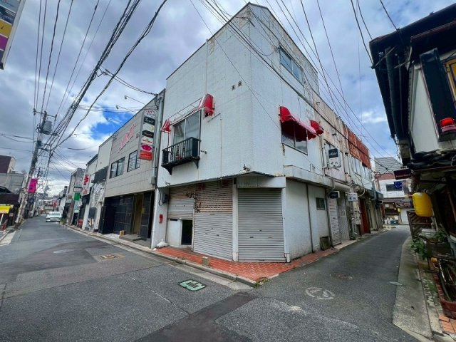 米子市朝日町売店舗の外観|シャッター付の白い建物になります。
蛸十様の向かいになります。