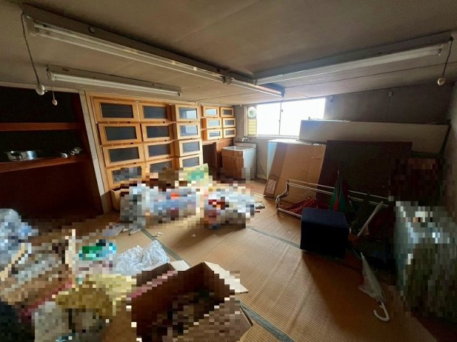 米子市朝日町売店舗の和室|三階和室になります。
収納が多いお部屋となっております。