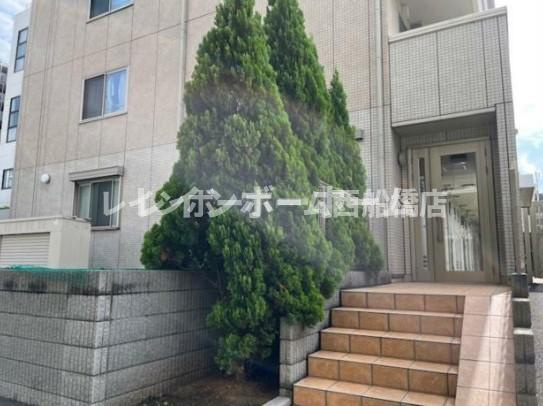 GENOVIA原木中山のエントランス|建物の内部です