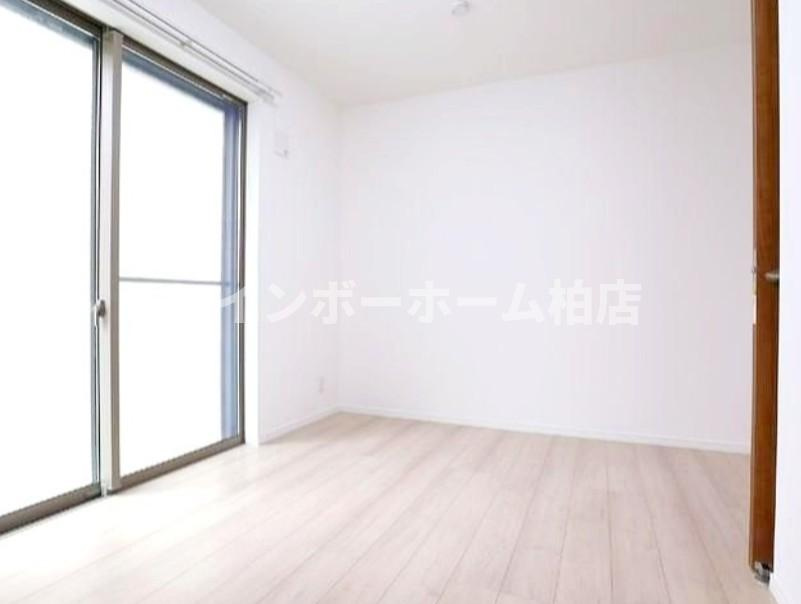 ▶非対面対応◀接客・申込・契約オンライン！LINE×相談可！の居間・リビング|同建物。参考写真。