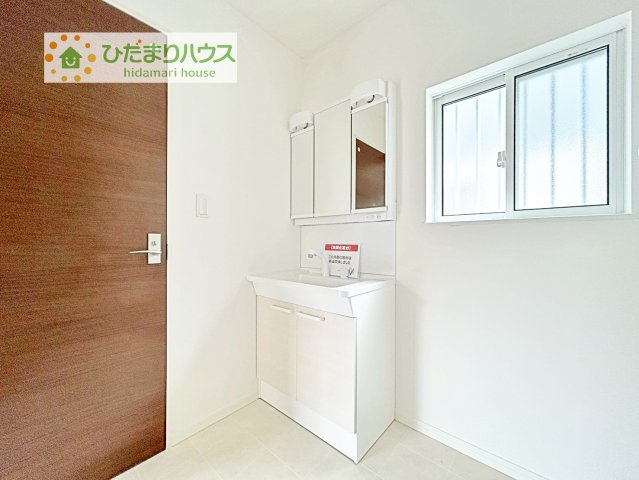 【独立洗面台】 | 我孫子市根戸　中古戸建 | ゆったりとした洗面所で、忙しい朝の支度もストレスなくできますね♪