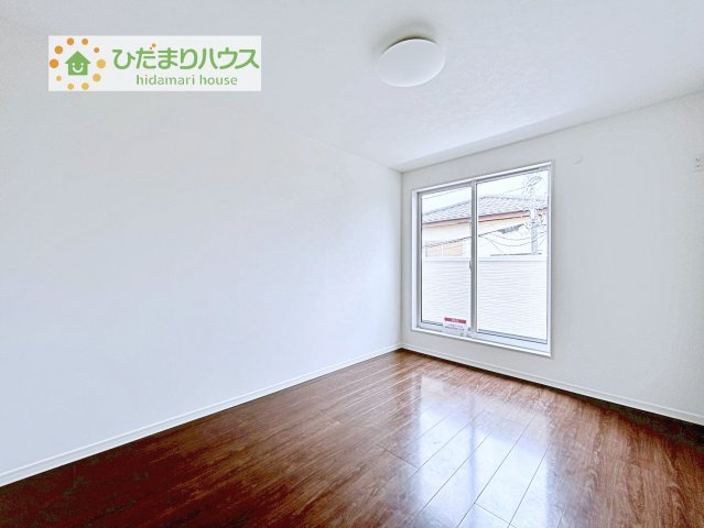 【洋室】 | 我孫子市根戸　中古戸建 | バルコニーに面している居室なので、自然と光が差し込みます♪