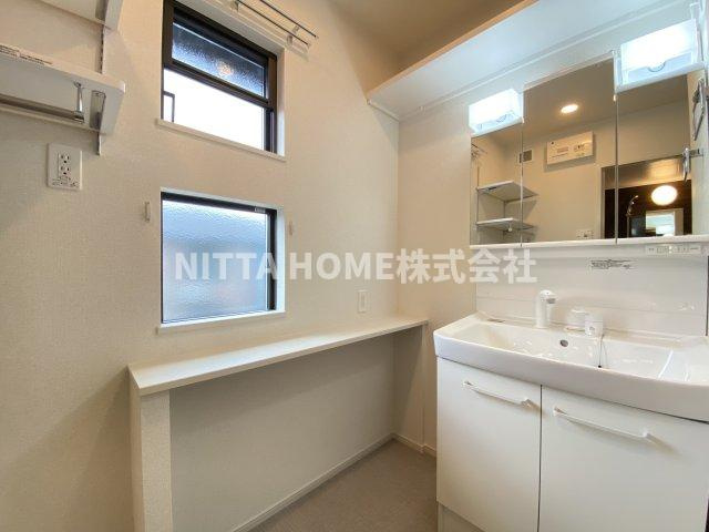 ルミエール　弥栄Ⅰの洗面所|作業台付きの洗面スペース◆