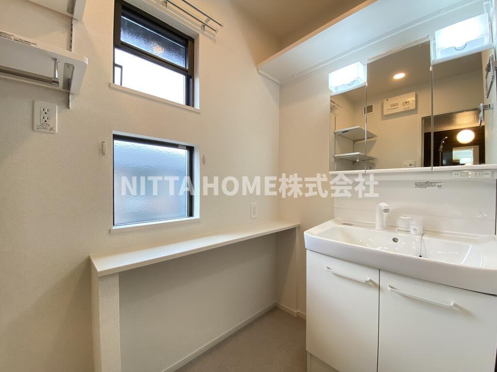 ルミエール　弥栄Ⅰの洗面所|三面鏡付き洗面台もありますよ★