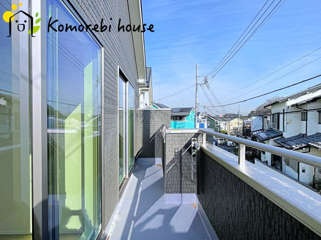 さいたま市見沼区御蔵　第３期　新築一戸建て　Aのバルコニー|外からの目が気にならないバルコニーで洗濯物が干せます
