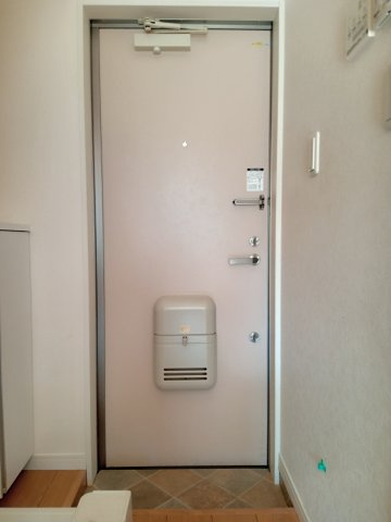 川崎市多摩区三田２丁目のアパートの玄関