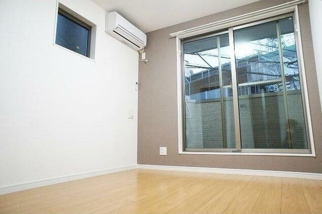 川崎市多摩区三田２丁目のアパートの居間・リビング