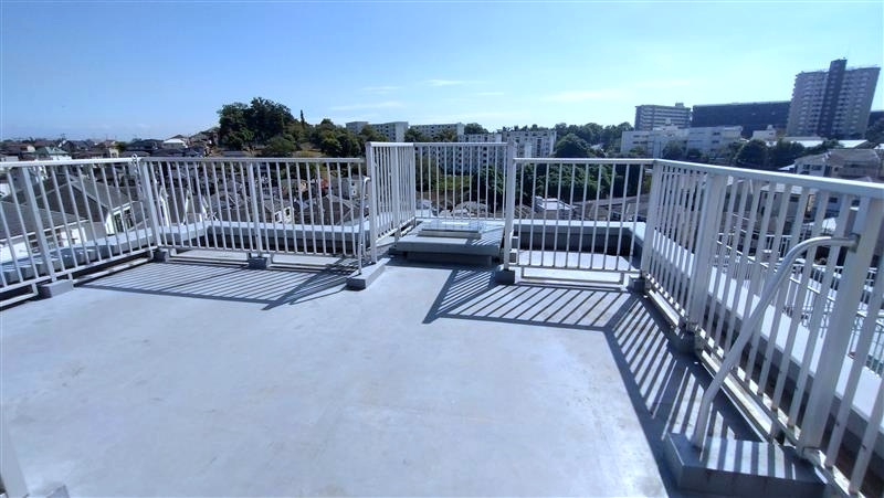 コスモ井土ヶ谷グランヒルズ九号棟のバルコニー