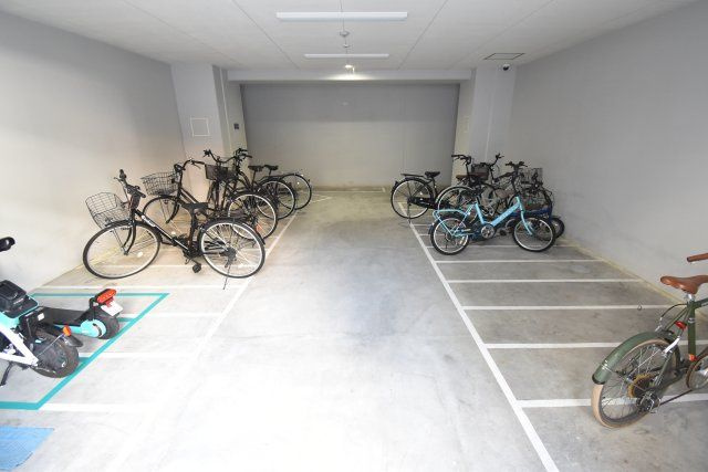 オズレジデンス今里NORTHの駐車場