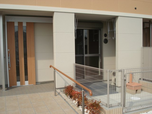 ＥＡＳＴ　ＲＯＣＫ２の玄関|玄関アプローチ