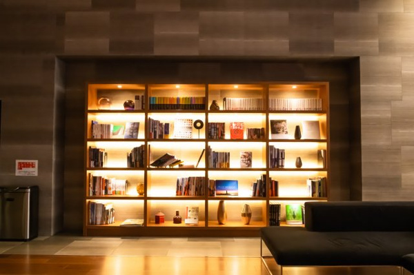【その他共用部分】 | 【ライブラリーコーナー】ライトアップされた美しい本棚に、様々なジャンルの書籍が集まっています！