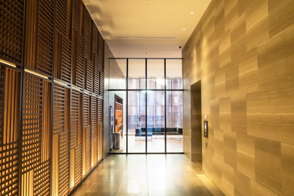 【エントランス】 | 【風除室】やわらかなライティングで、上品な空間を演出。光を大切にしているエントランスです。