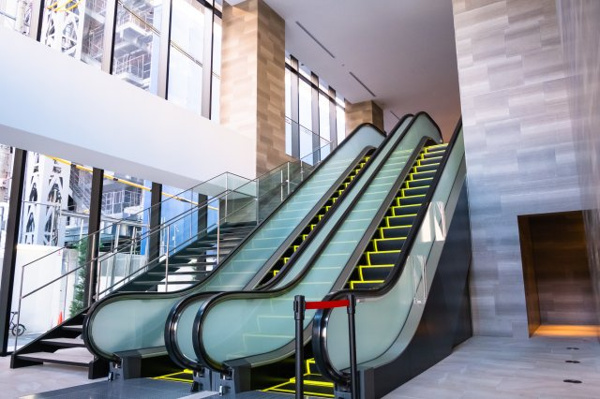 【エントランス】 | 【グランドエントランス】天井高約8.6ｍの2層吹き抜けに、たっぷりの自然光を採りこむガラスウォール！