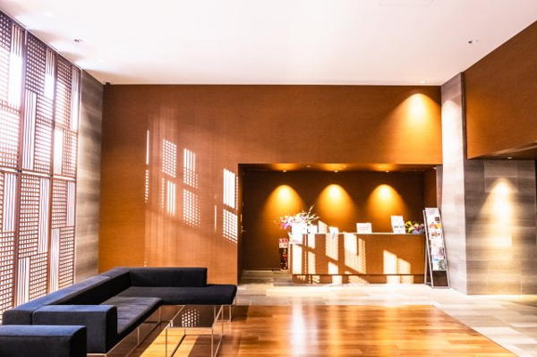 【エントランス】 | 【コンシェルジュカウンター】各種取次・紹介など、丁寧なサービスで都心の快適な生活をサポート！