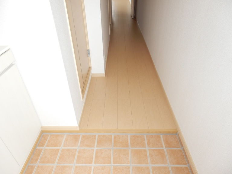 川崎市麻生区岡上２丁目のアパートの玄関