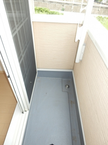 川崎市麻生区岡上２丁目のアパートのバルコニー
