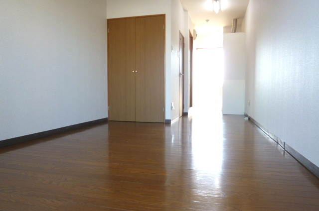 厚花ビル【キャッシュバック対象物件】の居間・リビング|ゆったりとしたリビングです