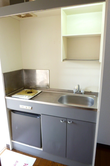 厚花ビル【キャッシュバック対象物件】のキッチン|コンパクトなキッチンで掃除もラクラク