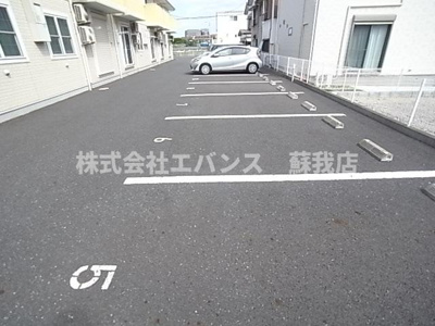 【駐車場】 | ソレイユ八幡 | 車をお持ちの方に嬉しい駐車場付きの物件です