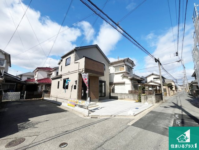 加古川市東神吉町出河原　新築一戸建ての前面道路含む現地写真|周辺は閑静な住宅街！前面道路広々で車の出し入れも便利です。駐車が苦手な方でも安心して車庫入れできます！
