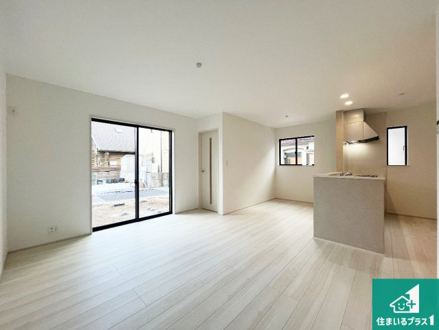 加古川市東神吉町出河原　新築一戸建ての居間・リビング|日当たり良好の明るいリビングで朝の目覚めもスッキリできそう！対面キッチンでご家族のコミュニケーションも自然と増える設計！小さなお子様が遊ぶスペースを作っても広々とくつろげるLDK！