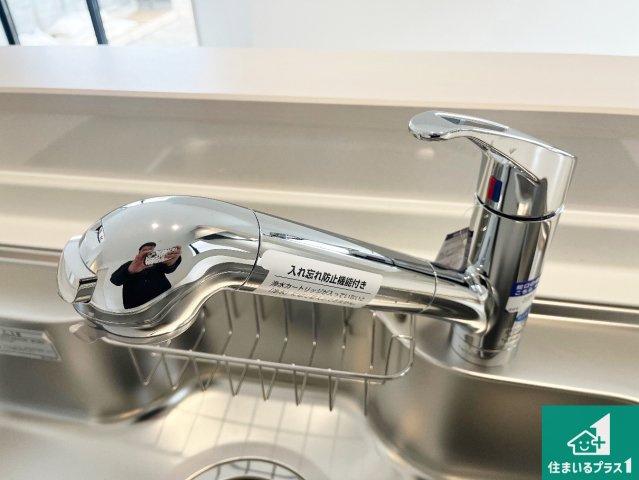 加古川市東神吉町出河原　新築一戸建ての設備|浄水器を内蔵！炊飯時、お茶を作る時に安心してお水を使えます！お湯と冷水、浄水と原水、シャワーの切替えもワンタッチです！