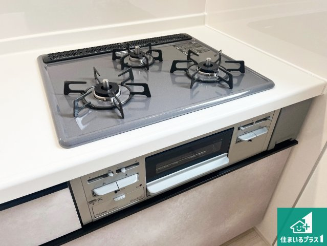 加古川市東神吉町出河原　新築一戸建ての設備|ダブル高火力Ｓｉセンサー付きコンロ！３口あるので、まとめて料理をする時も大活躍！