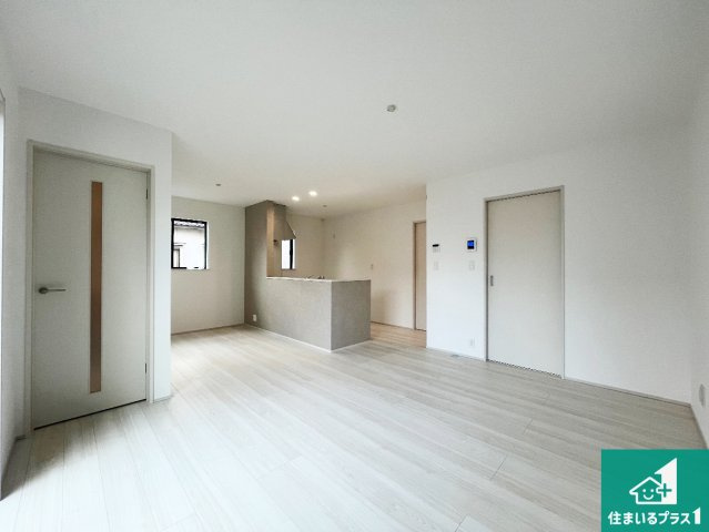 加古川市東神吉町出河原　新築一戸建ての居間・リビング|日当たり良好の明るいリビングで朝の目覚めもスッキリできそう！対面キッチンでご家族のコミュニケーションも自然と増える設計！小さなお子様が遊ぶスペースを作っても広々とくつろげるLDK！