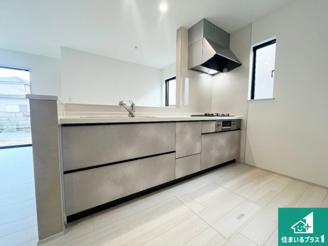 加古川市東神吉町出河原　新築一戸建てのキッチン|子供を見守りながらお料理が出来るため家族のコミュニケーションか増えます♪スペースが広く確保されている為お子様が大きくなったときは一緒に料理を楽しめます♪