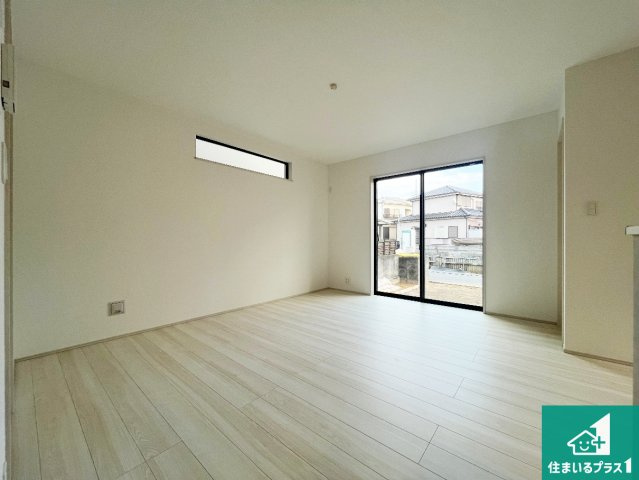 加古川市東神吉町出河原　新築一戸建ての居間・リビング|明るいリビングで朝の目覚めもスッキリできそう！対面キッチンでご家族のコミュニケーションも自然と増える設計！小さなお子様が遊ぶスペースを作っても広々とくつろげるLDK！