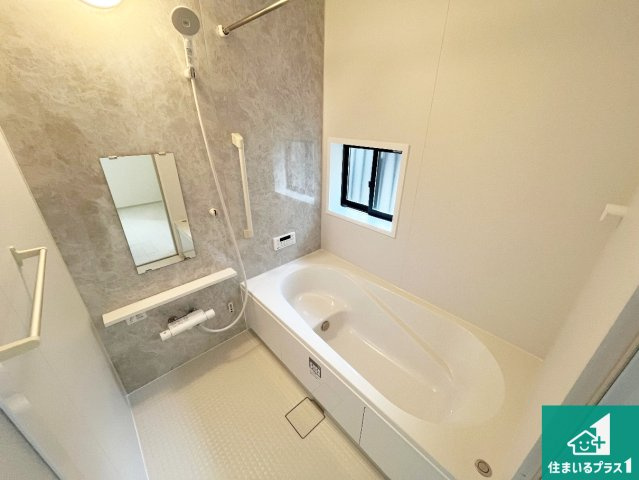 加古川市東神吉町出河原　新築一戸建ての浴室|足をゆったり伸ばして寛げる浴槽です。窓が設けられていますので差し込む光が明るく穏やかな雰囲気にしてくれます♪浴室乾燥機も設置しているので、雨の日の洗濯物も安心です♪