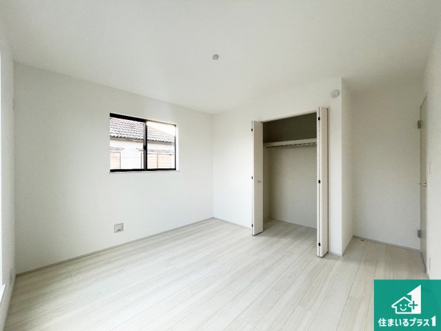 加古川市東神吉町出河原　新築一戸建ての洋室|寝室は心地よい眠りについてもらいたくて、シンプルかつ開放的な空間な設計にしています！大きな窓から差し込む日が心地いいです♪