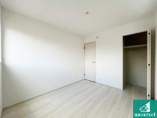 加古川市東神吉町出河原　新築一戸建ての洋室|収納スペースが充実しているので子供の成長に合わせてたくさん収納ができます！家族構成に合わせた様々な活用ができる収納！