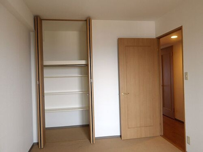 【収納】 | ライオンズマンション千葉グランドタワー | クロゼット扉開放時(洋室約6.0畳)　※2025.9撮影