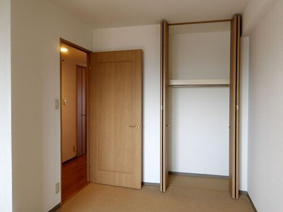 【収納】 | ライオンズマンション千葉グランドタワー | クロゼット扉開放時(洋室約5.4畳)　※2025.9撮影