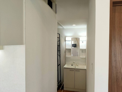 【独立洗面台】 | 西千葉ハイリビング参番館 | 独立洗面台、小物を置くことができて便利です