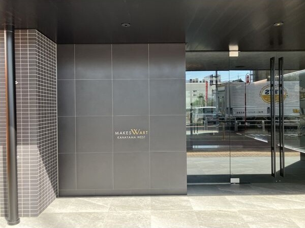 メイクスWアート金山ウエストのエントランス