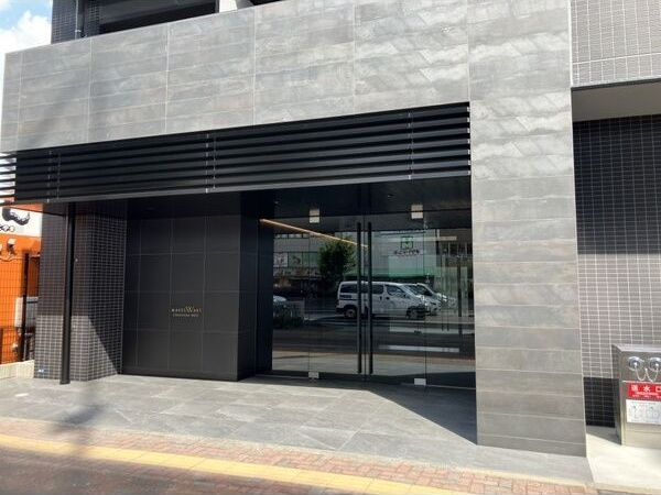 メイクスWアート金山ウエストのエントランス