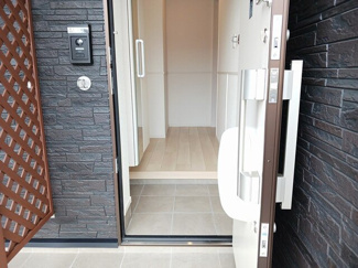 【玄関】 | アヴニール・ヒルズⅢ | 収納もある玄関です