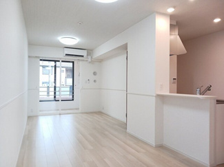 【居間・リビング】 | アヴニール・ヒルズⅢ | こちらの居間で趣味の時間をお楽しみください