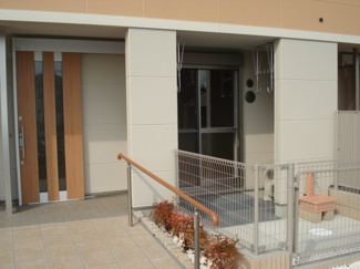 【エントランス】 | ＥＡＳＴ　ＲＯＣＫ２ | 玄関アプローチ