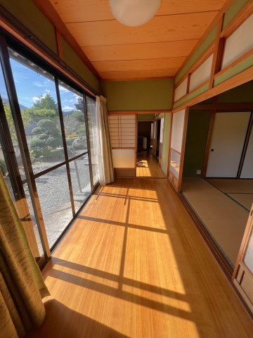 津山市加茂町塔中　２階建中古住宅　８DKの内装|縁側　日当たりの良い広々とした縁側。日向ぼっこをしたり等、癒しの空間だけでなく、外出する時、洗濯ものを干したりもでき、便利です。