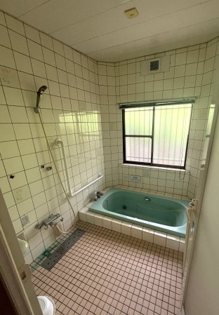 津山市加茂町塔中　２階建中古住宅　８DKの浴室